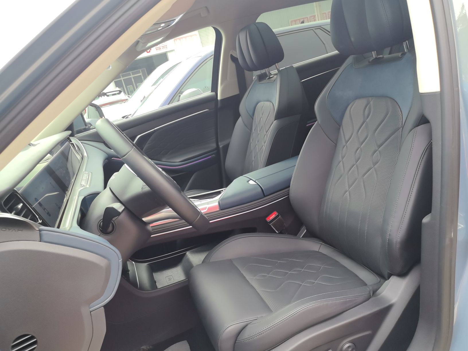 المقاعد الأمامية داخل السيارة