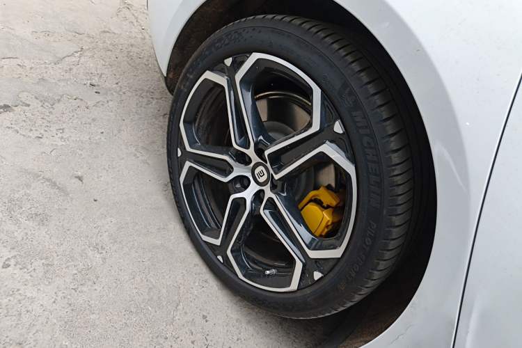 Used Xiaomi Auto SU7 2024 Rear-Drive Long-Range Intelligent Driving Version Right Rear Wheel Hub