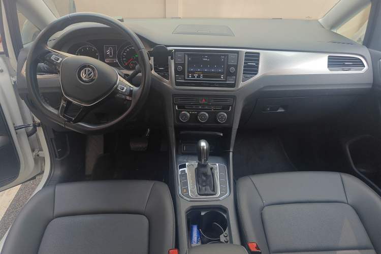 Used Volkswagen Golf Sportsvan 2019 280TSI Automatic Trendy Model China VI Standard Center Console