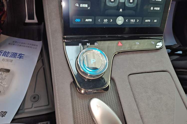 Used VOYAH PASSION 2024 PHEV Four-Wheel Drive Ultra-Long Range Flagship Model Gear Lever