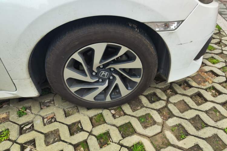 Used Honda Civic 2016 220TURBO CVT Luxury Edition Right Front Wheel Hub