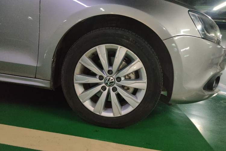 Used Volkswagen Sagitar 2014 1.4TSI Automatic Luxury Model Right Front Wheel Hub