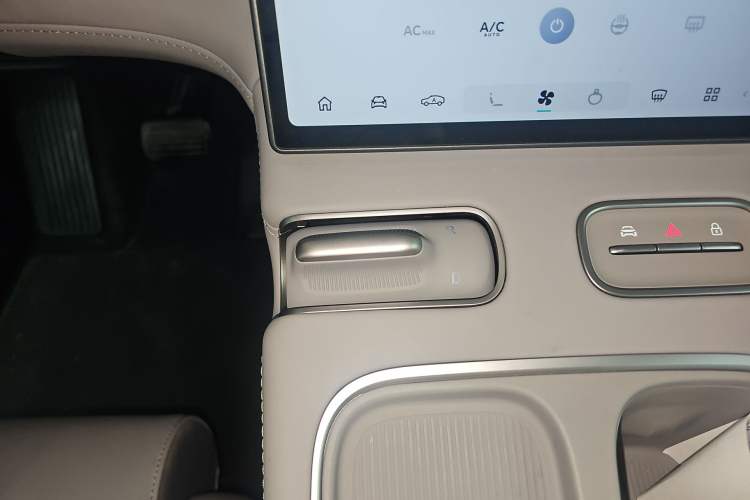 Used Nio EC6 2024 75 kWh Gear Lever