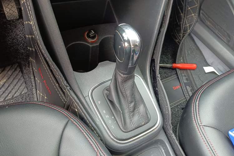 Used Volkswagen Polo 2014 1.6L Automatic Comfort Edition Gear Lever