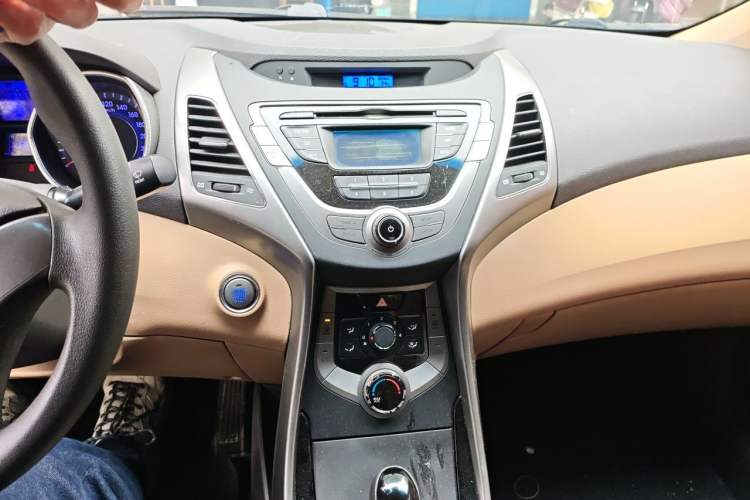 Used Hyundai Elantra (5th Generation / Langdong) 2012 1.6L Automatic Leading Model Audio And AC Panel