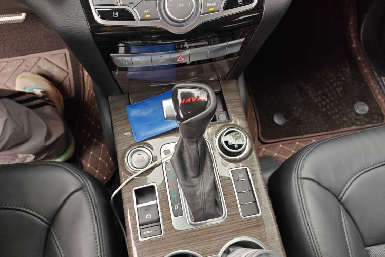 Used Haval H9 2015 2.0T Four-Wheel Drive Luxury 7-Seater Gear Lever