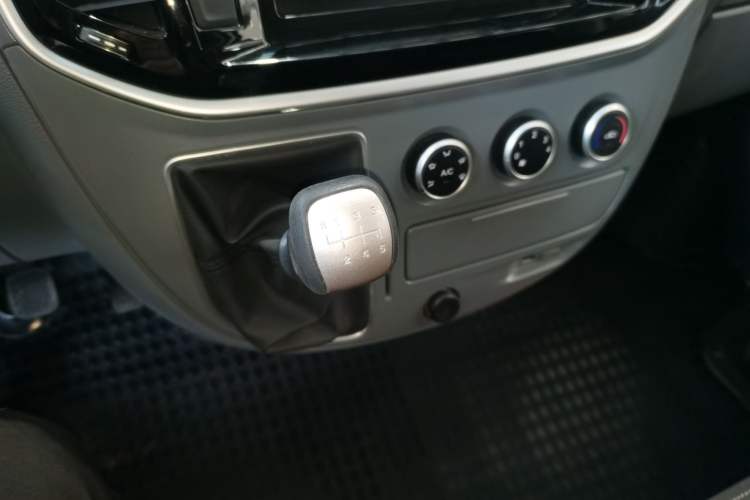 Used SAIC MAXUS Xintu V80 2021 2.0T Manual Classic Aoyuntong Short Wheelbase Mid-Roof 5/6-Seater