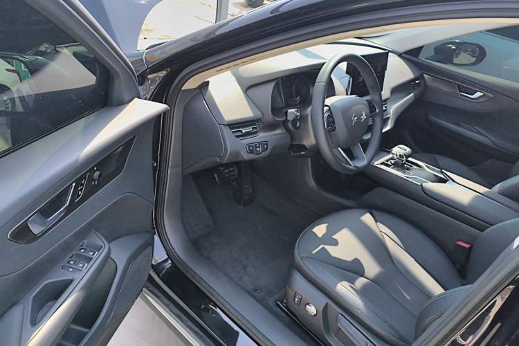 Used Hongqi E-QM5 2021 Online Booking Charging Basic Edition 5 Seats Driver Seat