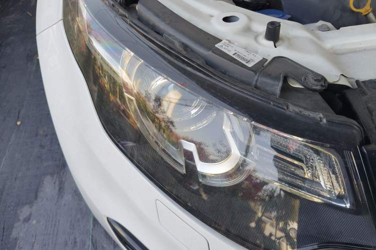 Used Land Rover Discovery Sport 2018 240 PS SE Version Right Front Headlight