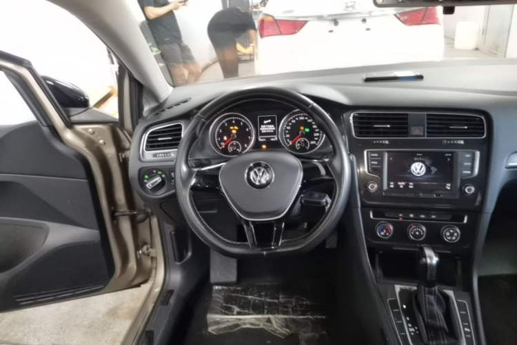 Used Volkswagen Golf 2017 1.6L Automatic Comfort Million-Vehicle Anniversary Edition
