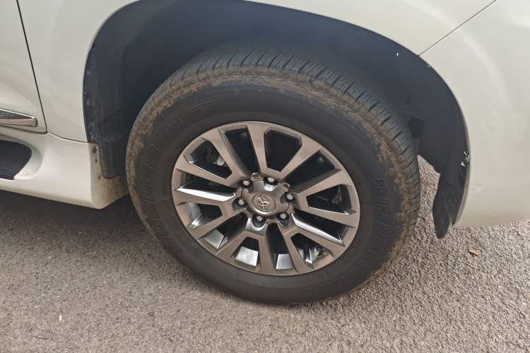Used Toyota Prado 2018 4.0L VX External Mount Genuine Leather Single Differential Middle East Specification Right Front Wheel Hub