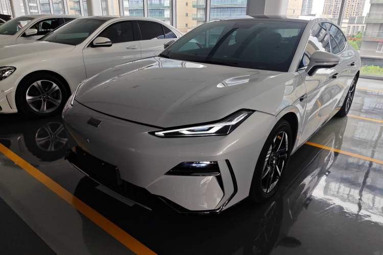 Used Geely Galaxy E8 2024 550 km Range Rear-Wheel-Drive PRO