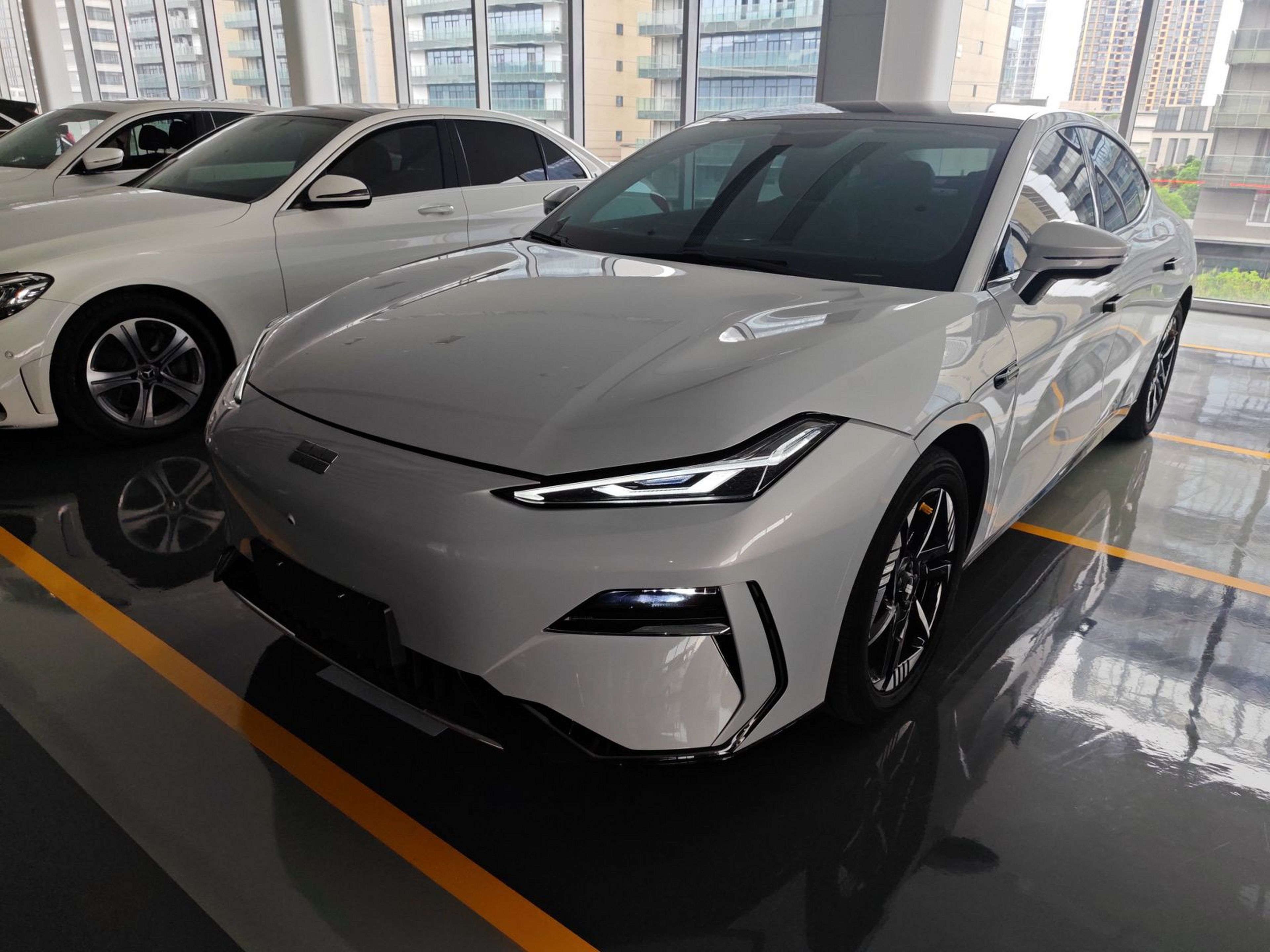 Под передней частью автомобиля