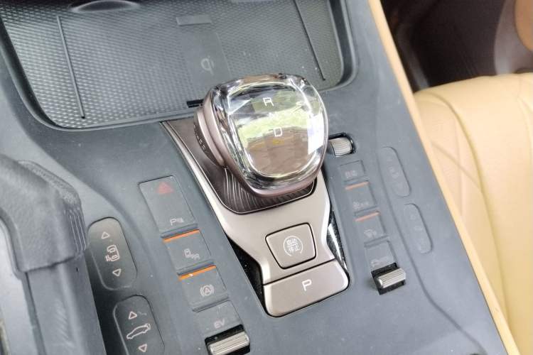 Used Denza D9 2022 DM-i 1040 Prestige Model Gear Lever