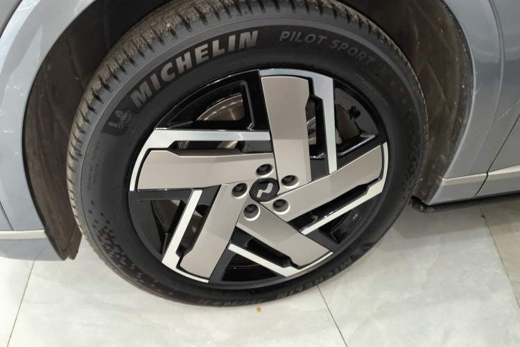 Used ONVO Luxeed L90 2025 Model—Ultra Six-Seater Version