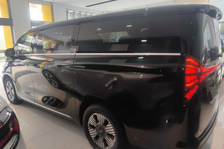 Used Geely Galaxy LEVC L380 2024 140-Degree 6-Seater All-Wheel-Drive Ultra