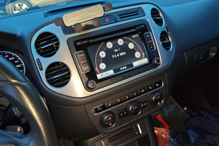 Used Volkswagen Tiguan 2015 1.8TSI Automatic Two-Wheel Drive Luxury Model Audio And AC Panel