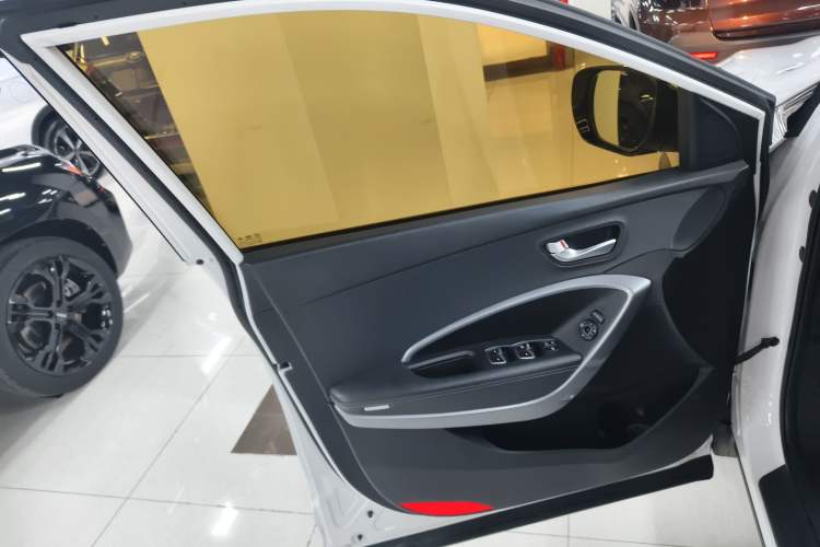 Used Hyundai Santa Fe 2017 2.4L Automatic Two-Wheel Drive Smart Version 5 Seats Left Front Door Interior