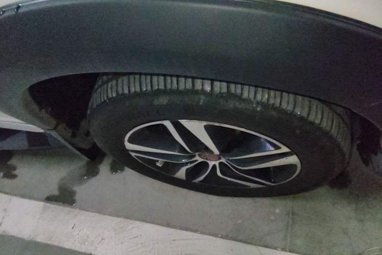 Used BYD Tang 2015 2.0T Four-Wheel-Drive Flagship Model Right Front Wheel Hub