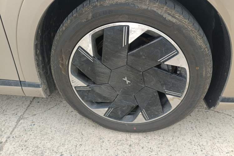 Used XPeng X9 2024 702 Ultra-Long Range Max Right Front Wheel Hub