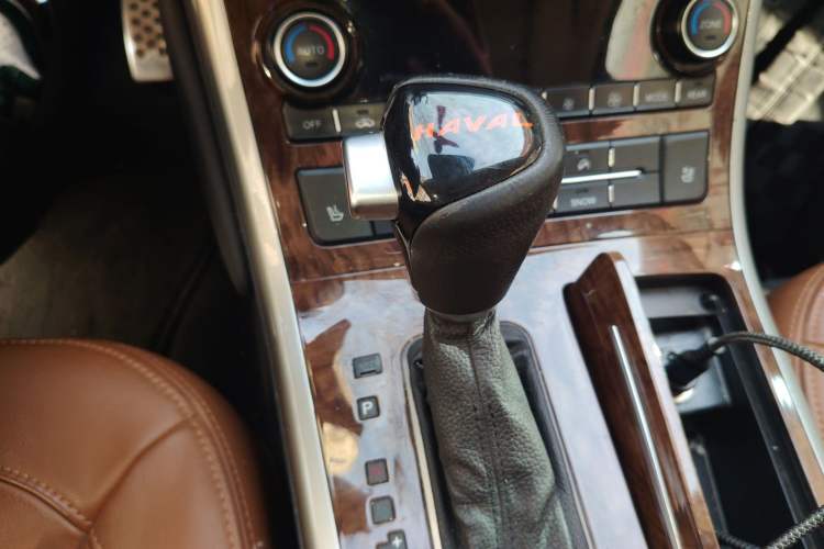 Used Haval H8 2015 2.0T Two-Wheel-Drive Luxury Version Gear Lever