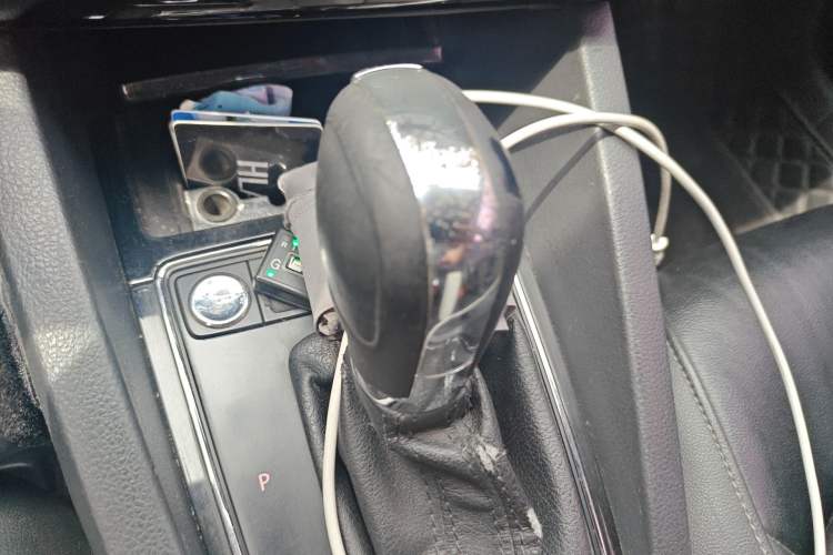 Used Volkswagen Sagitar 2017 1.6L Automatic Comfort Model Gear Lever