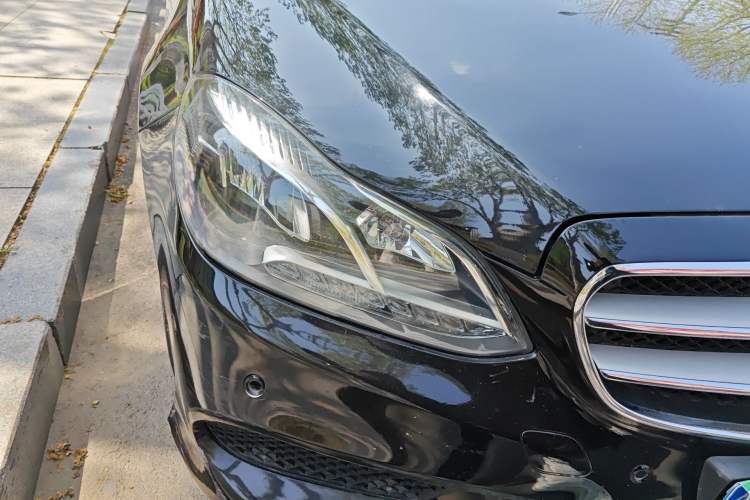 Used Mercedes-Benz E-Class 2015 E 260 L Sport & Fashion Model Right Front Headlight