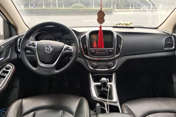 Used Baojun 560 2015 1.8L manual luxury version
