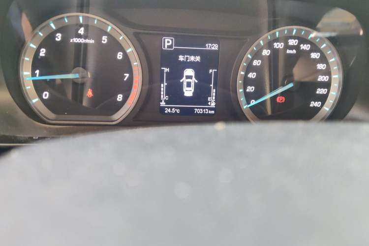 Used CHANGAN OSHAN X5 2021 Revised Version 1.5T DCT Luxury Edition Odometer Close Up