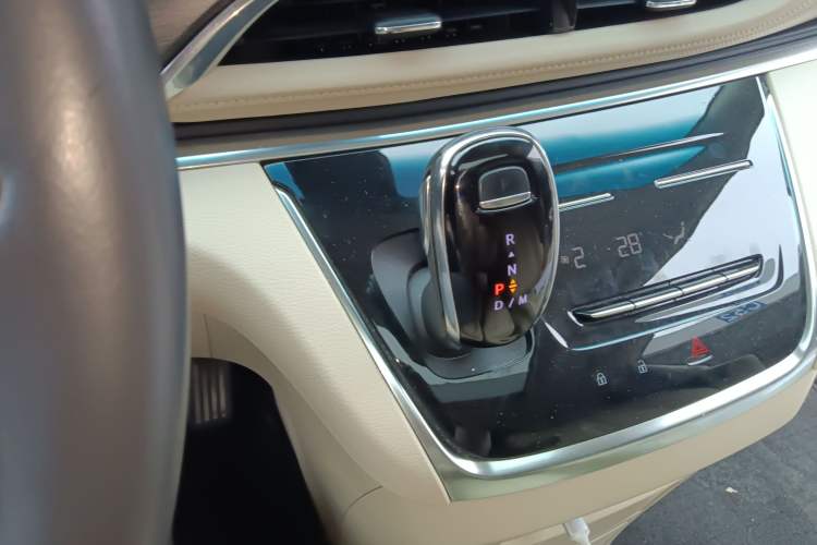 Used Buick GL8 2023 Facelifted Land Cruiser Executive Luxury Version
