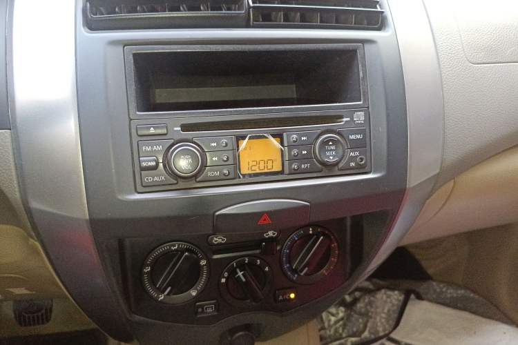 Used Nissan Livina 2010 Jingyue Edition 1.6L Manual All-Around Model