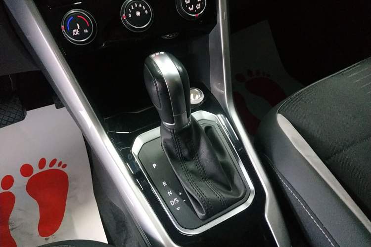 Used Volkswagen T-ROC 2019 280TSI DSG Two-Wheel Drive Advanced Version China VI Standard Gear Lever