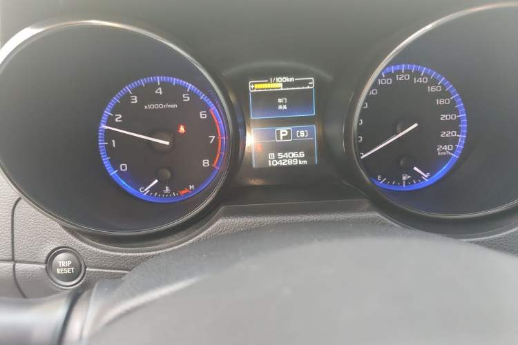 Used Subaru Outback 2015 2.5i Luxury Navigation Edition Odometer Close Up