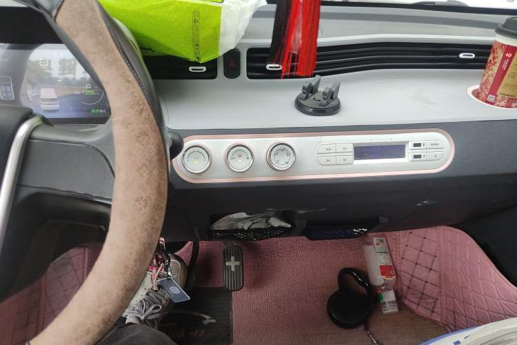 Used Wuling Hongguang MINIEV 2022 Macaron Premium Model – Lithium Iron Phosphate Audio And AC Panel