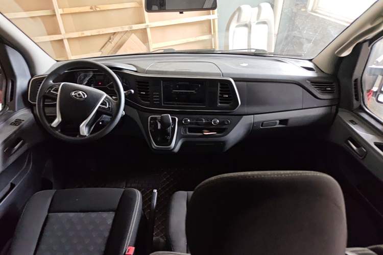 Used SAIC MAXUS Xintu V80 2023 2.0T Manual Classic Aoyuntong Short Wheelbase Mid-Roof 7/8/9-Seater Center Console