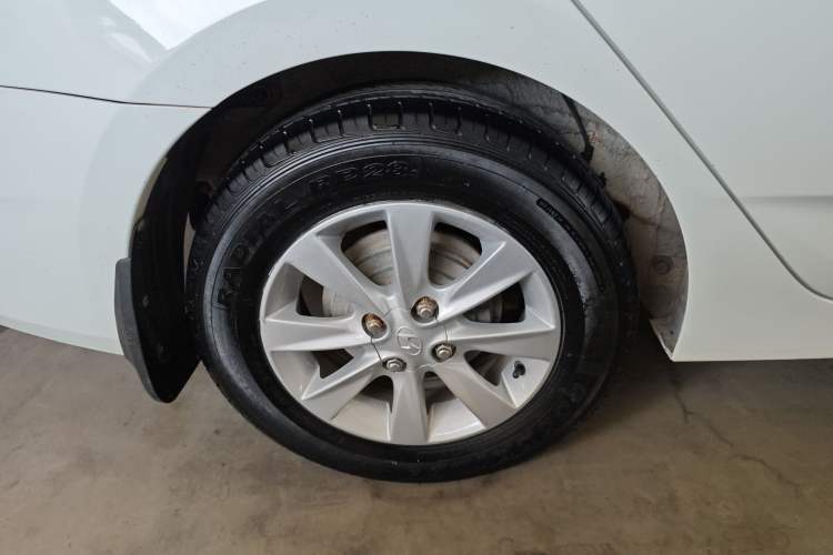 Used Hyundai Verna (older generation) 2014 1.4L Manual Smart GLS Trim Right Rear Wheel Hub