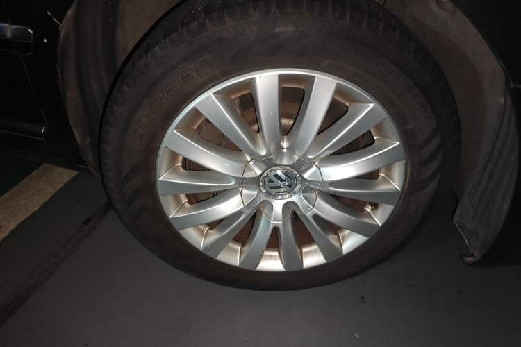 Used Volkswagen Phaeton 2011 3.6L V6 5-Seater Extended Business Edition Right Front Wheel Hub