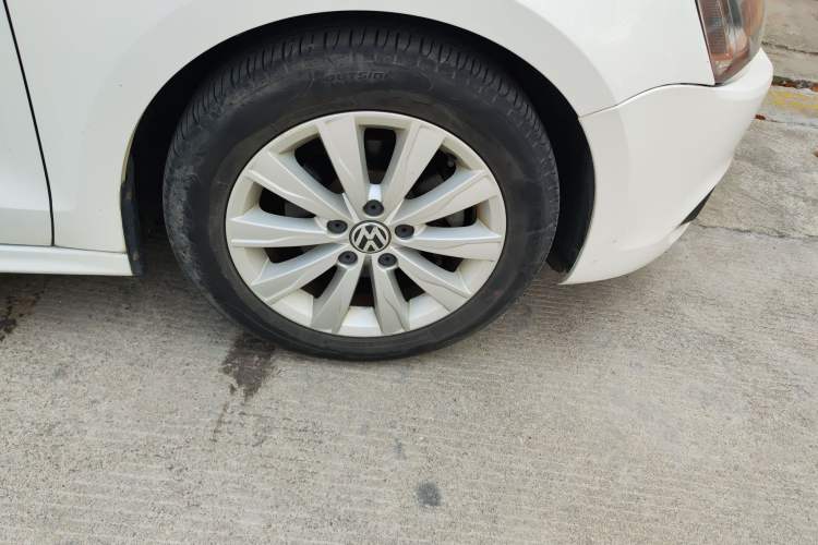 Used Volkswagen Sagitar 2014 Revised Version 1.6L Manual Leading Edition Right Front Wheel Hub