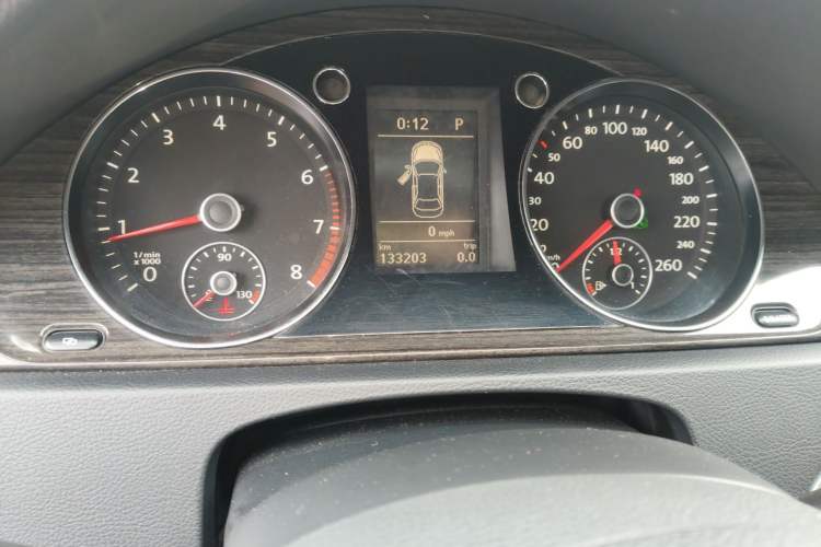 Used Volkswagen Magotan 2012 1.8TSI Prestige Model Odometer Close Up