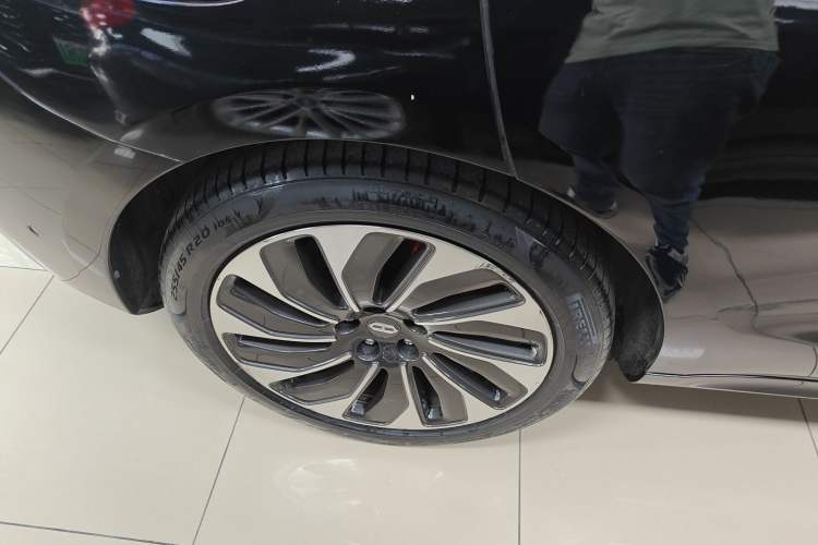 Used Hima AITO M5 2022 Extended-Range Four-Wheel Drive Ultimate Edition Right Rear Wheel Hub