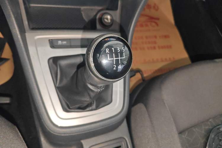 Used Volkswagen Lavida 2013 Revised Classic 1.6L Manual Fashion Edition Gear Lever