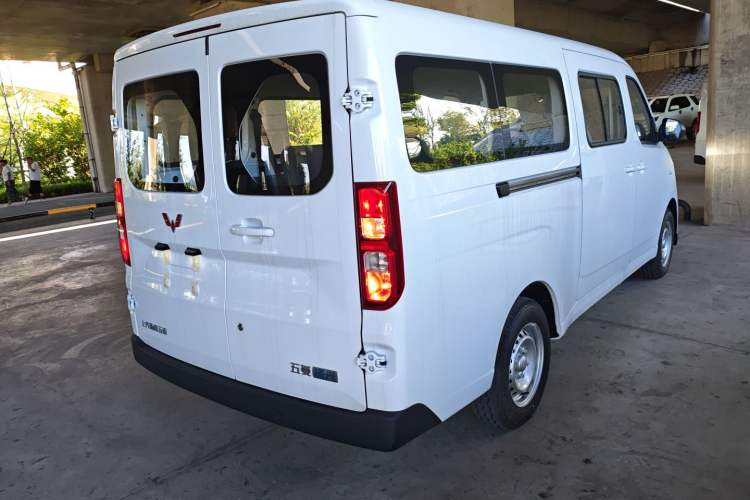 Used Wuling Yangguang 2024 300KM Comfort Version Passenger Van 75kW