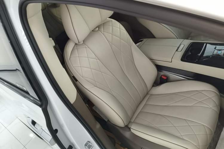 Used Denza D9 2022 DM-i 970 Four-Wheel Drive Prestige Model
