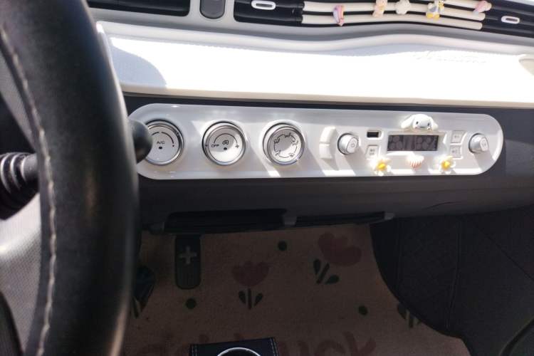 Used Wuling Hongguang MINIEV 2022 Macaron Premium Model – Lithium Iron Phosphate Audio And AC Panel