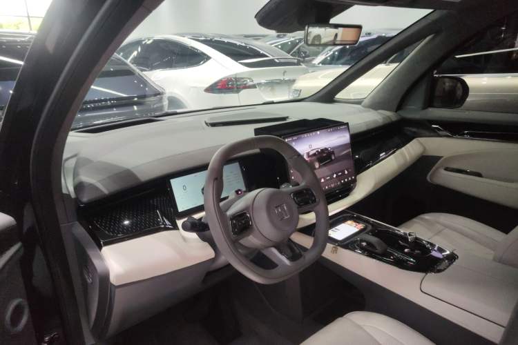 Used Zeekr 009 2024 Six-Seat Executive Version 4WD 108 kWh Center Console