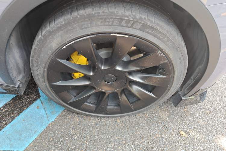 Used Tesla Model Y 2021 Long-Range All-Wheel-Drive Version Right Front Wheel Hub