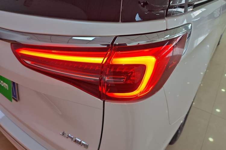 Used Buick GL8 2023 ES Lu Zun Deluxe Model Exterior 3