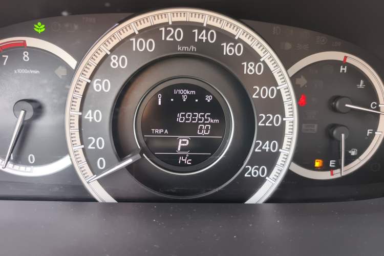 Used Honda Accord 2014 2.0L LX Comfort Edition Odometer Close Up
