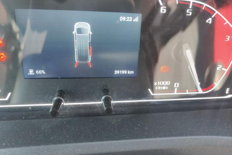 Used SAIC MAXUS Xintu V80 2025 PRO Aoyuntong 2.0T Manual Long Wheelbase Ultra-Low Roof 6/7/8/9-Seater Odometer Close Up