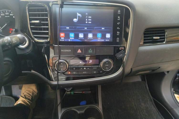 Used Mitsubishi Outlander 2016 2.4L 4x4 Elite Edition 5 Seats Audio And AC Panel